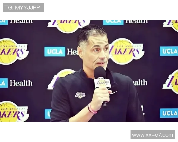 拉拉维亚称赞范德比尔特防守表现为球队奠定坚实基础