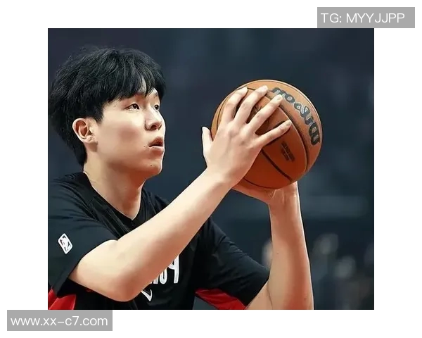 杨瀚森禁区内如壁垒般坚固原地起跳封盖对手上篮展现绝佳防守技巧